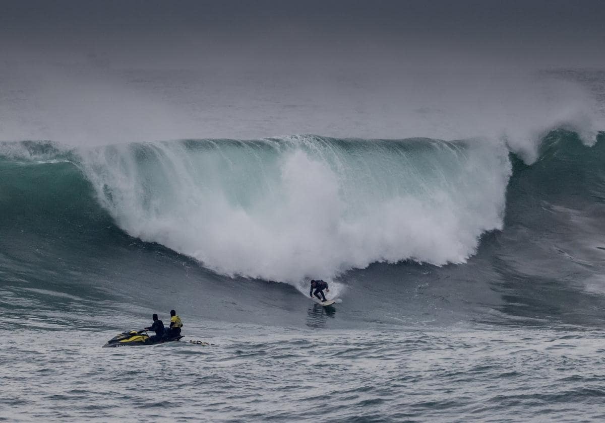 Una Vaca hecha de agua reta a 24 surfistas | El Diario Montañés