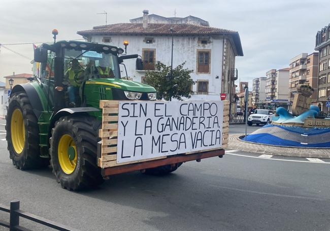 Uno de los tractores en la rotonda del centro de Colindres.