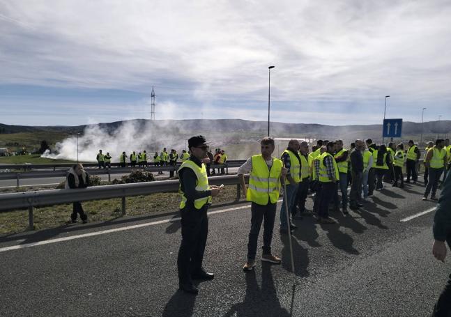 La Guardia Civil amenaza con multar a los manifestantes.