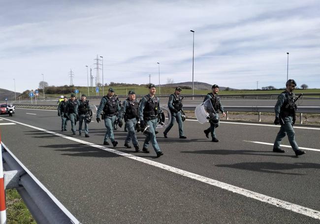 La Guardia Civil accede a la autovía de la Meseta (A-67) a la altura de Reinosa.