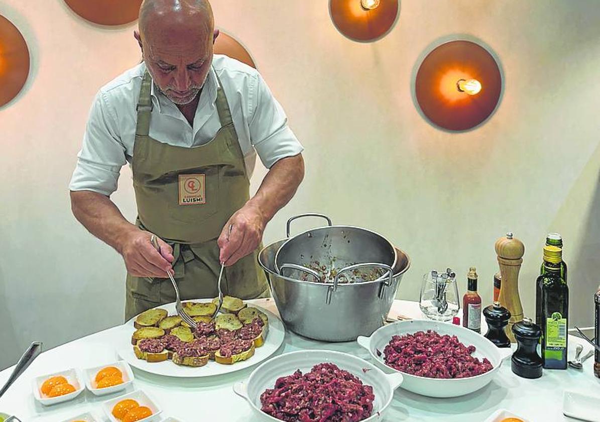 La presentación comenzó con la degustación de la carne de la hamburguesa en crudo, en un steak tartar.