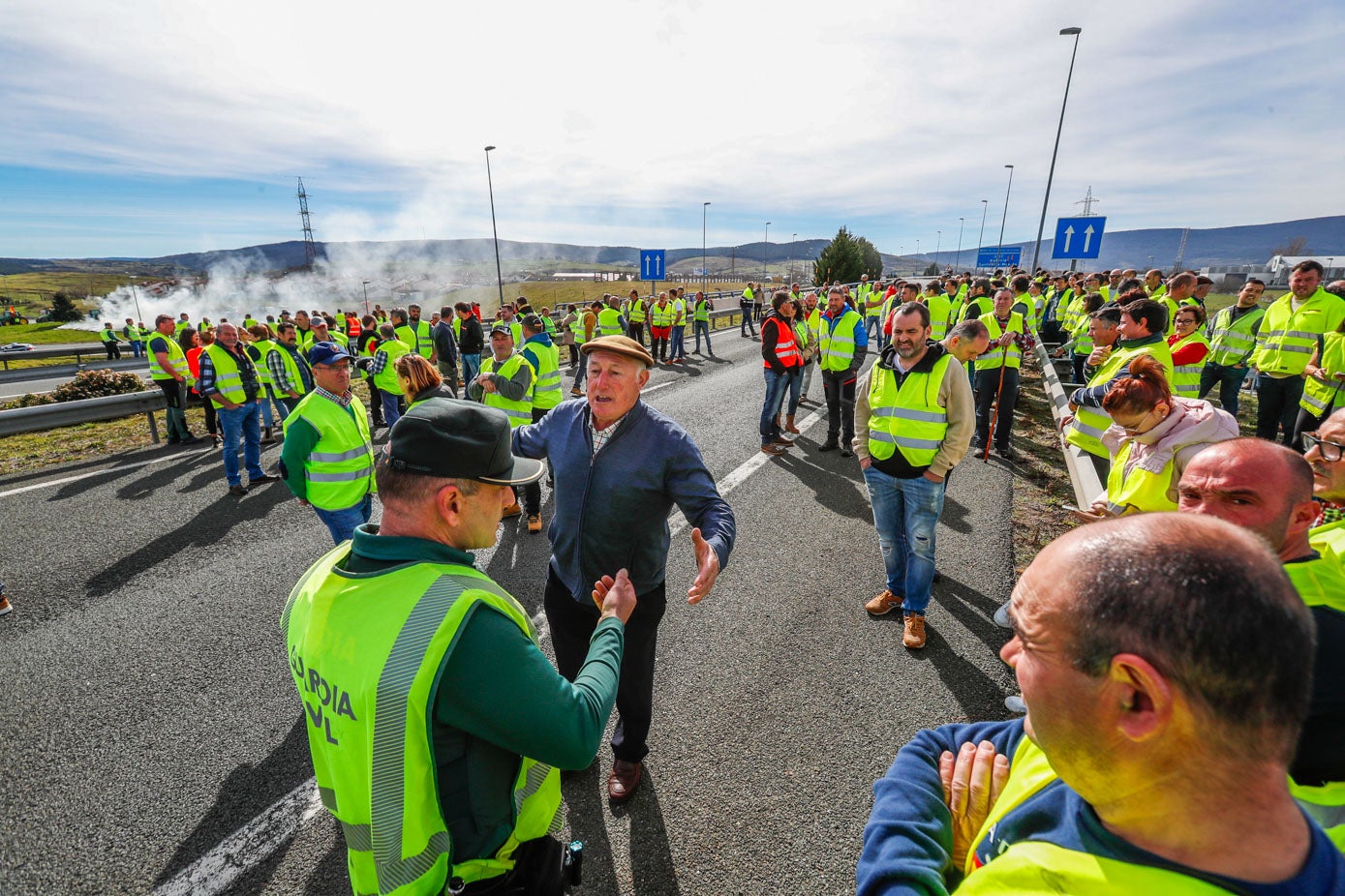 Los manifestantes han negociado con la Guardia Civil y han acordado que se quedaban un rato más y abandoban la A-67 en Reinosa en breve. 