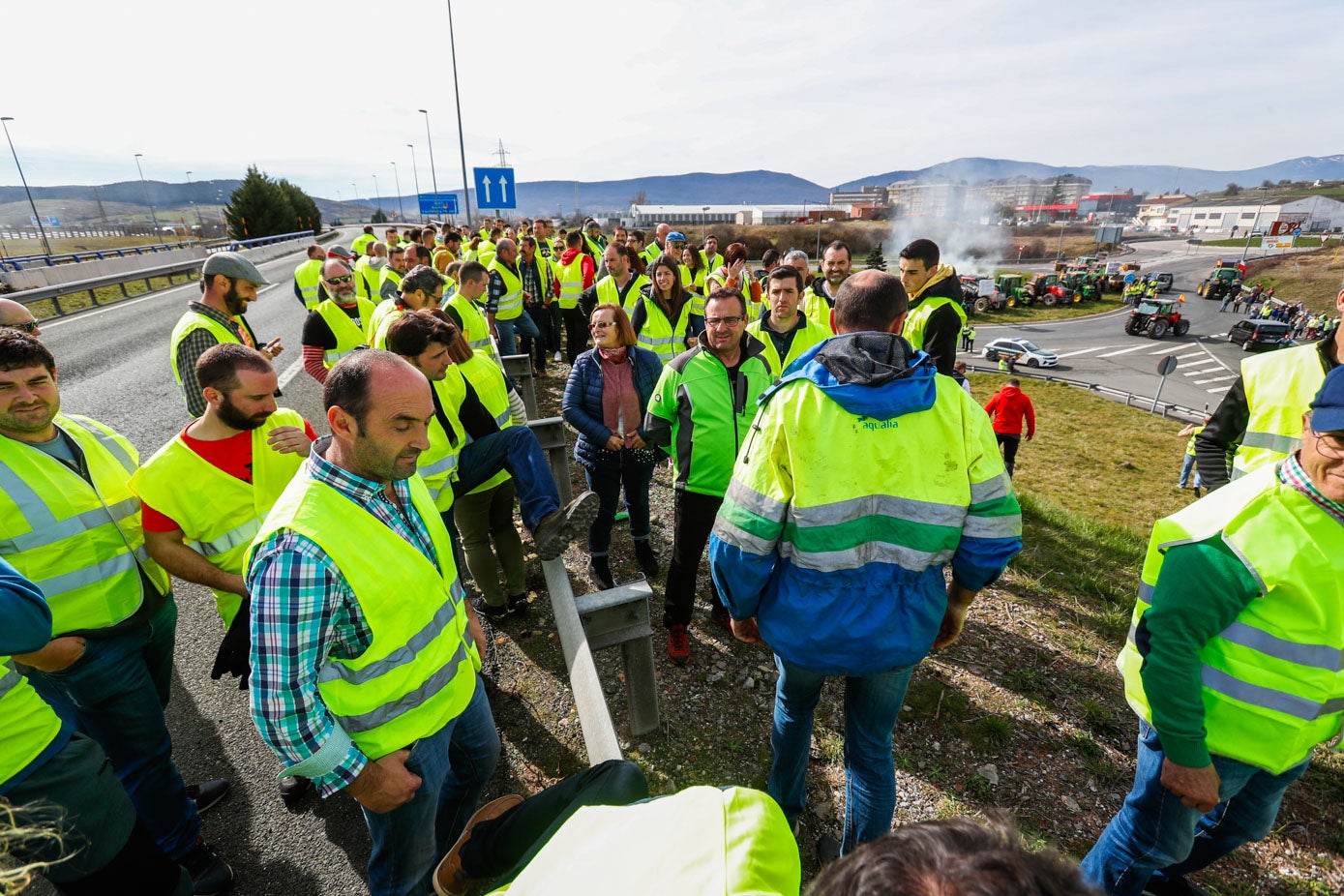 Los tractores y camiones se concentraron a la entrada de Reinosa desde Pesquera