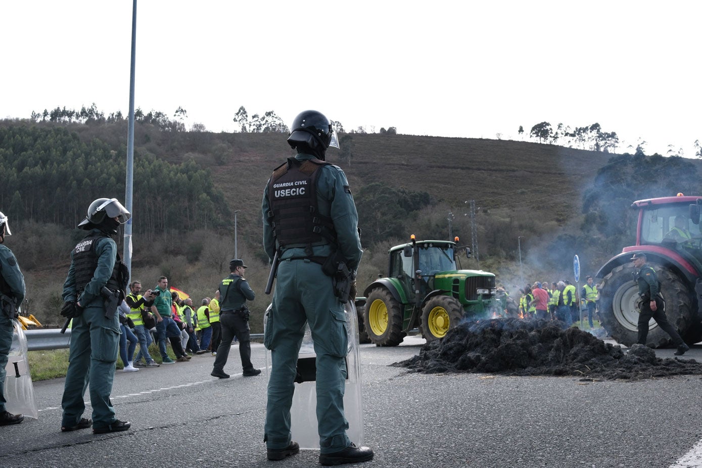 Los agentes controlan a los manfiestantes