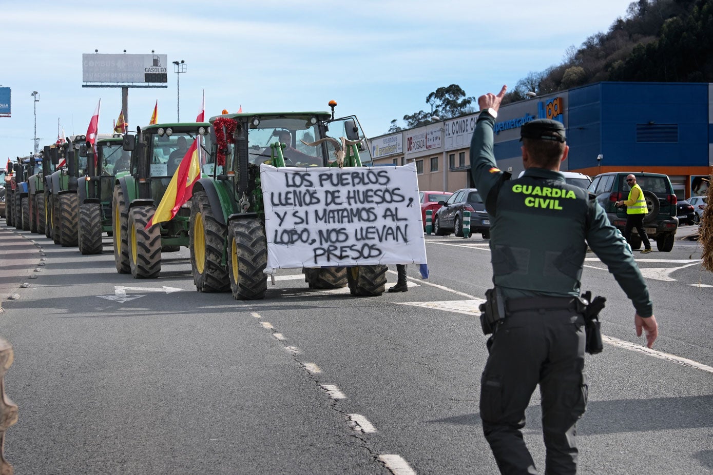 Un guardia civil da el alto a la columna de tractores