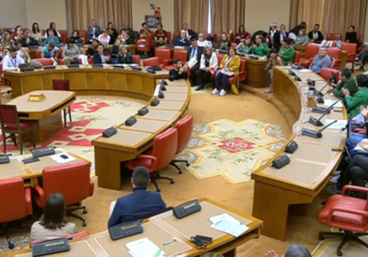 la sala del congreso con los asientos para los diputados casi vacios