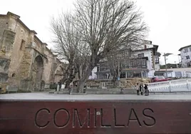 Los árboles de gran tamaño en la plaza del Corro Campíos de Comillas.