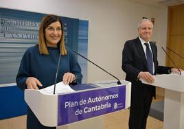 La presidenta de Cantabria, María José Sáenz de Buruaga, junto al consejero de Industria, Eduardo Arasti, durante la rueda de prensa de este miércoles.