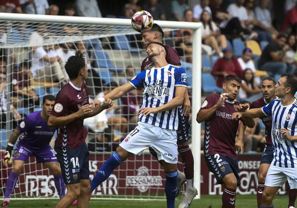 Imagen de un partido de la pasada temporada en el estadio cántabro