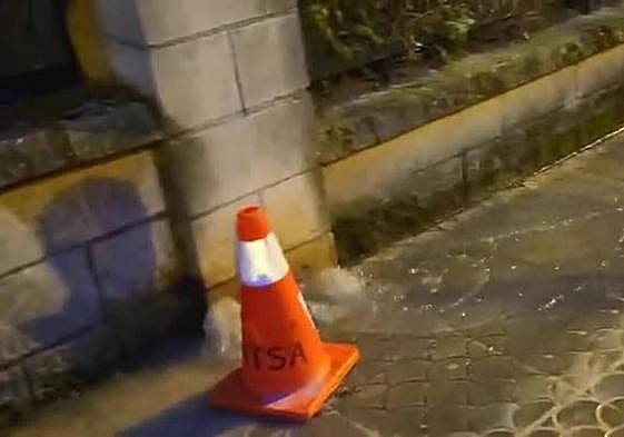 El agua salía a borbotones por las aceras del barrio.