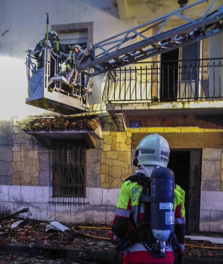 Imagen secundaria 2 - Un incendio calcina el Mesón Pasapoga de Colindres