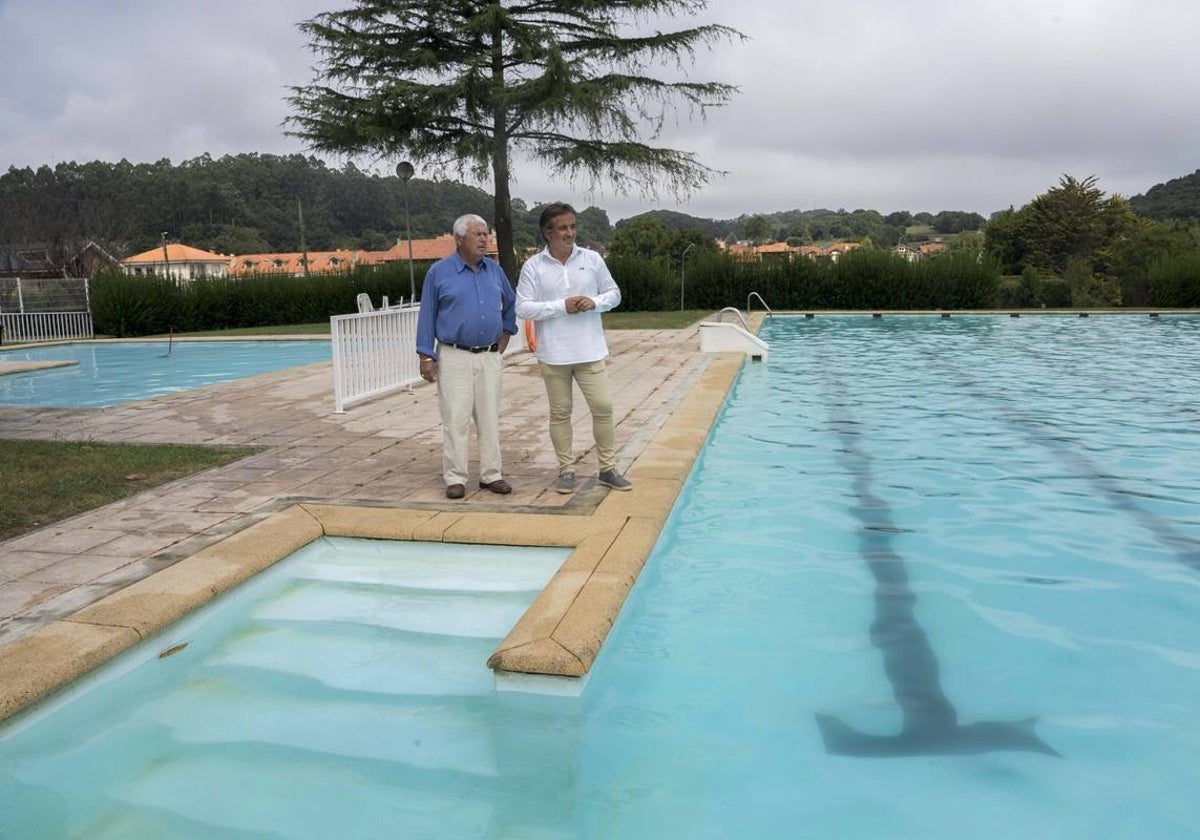 El alcalde, Diego Movellán, visitó las piscinas de Camargo para dar a conocer las obras de reforma.