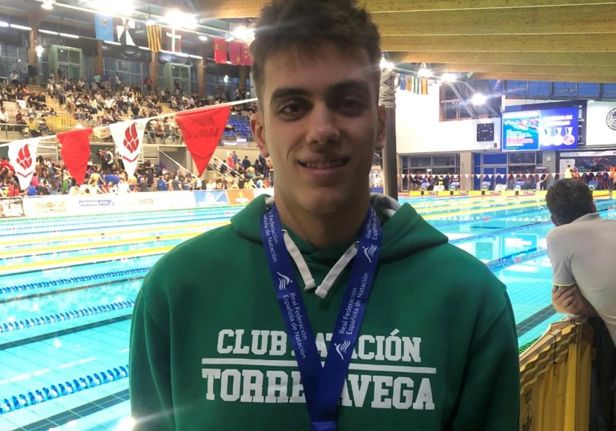 Teo del Riego posa con la medalla de oro en Sabadell.