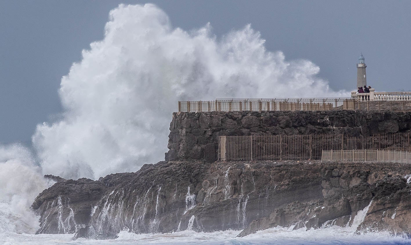 Las olas han alcanzado varios metros de altura y han provocado escenas tan llamativas como esta al golpear la costa cántabra.