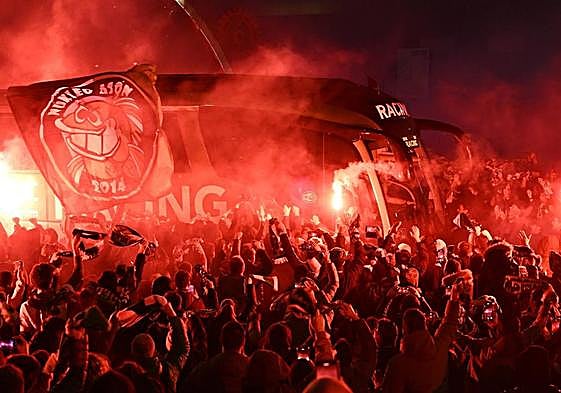 Recibimiento de la hinchada el pasado día 11, antes del partido ante el Espanyol, que terminó con victoria cántabra por 2-0.