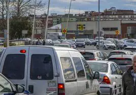 La turborrotonda de Valdecilla Sur, colapsada por la gran afluencia de vehículos.