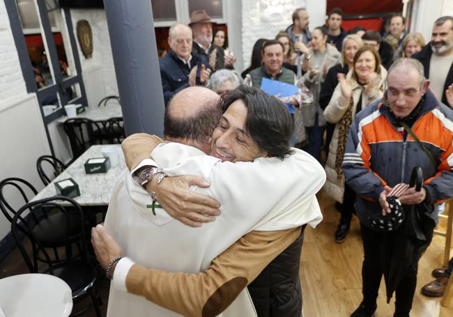 Sergio Castillo se abraza al párroco Juan Carlos Rodríguez del Pozo