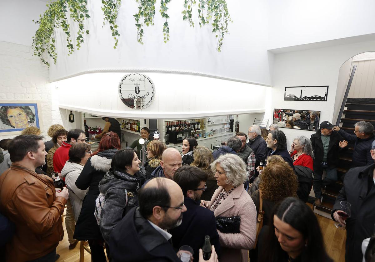 Familiares, amigos y clientes durante la reapertura