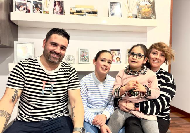 Cayetana, su hermana Marina y sus padres, Noé y Lara.