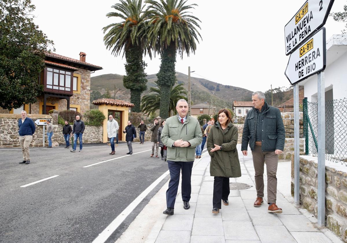 El consejero de Fomento, Roberto Media, pasea junto a la presidenta, María José Sáenz de Buruaga, y el alcalde, Francisco J. Camino.