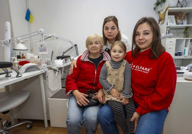 Luba Shevtsova, detrás, posa junto a su madre, su hermana y su sobrina en su local de Torrelavega.