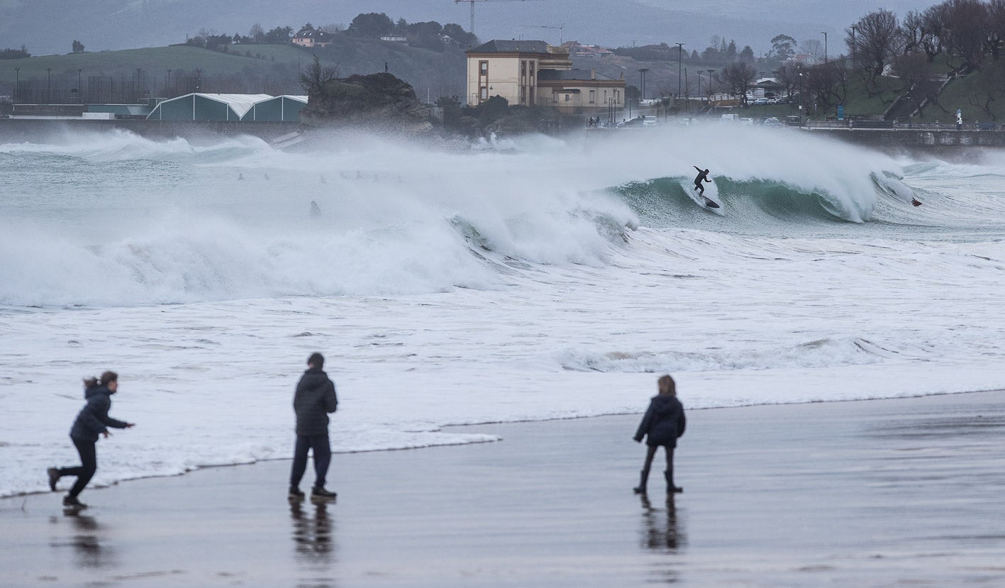 Los surfistas aprovecharon para cabalgar olas gigantescas.