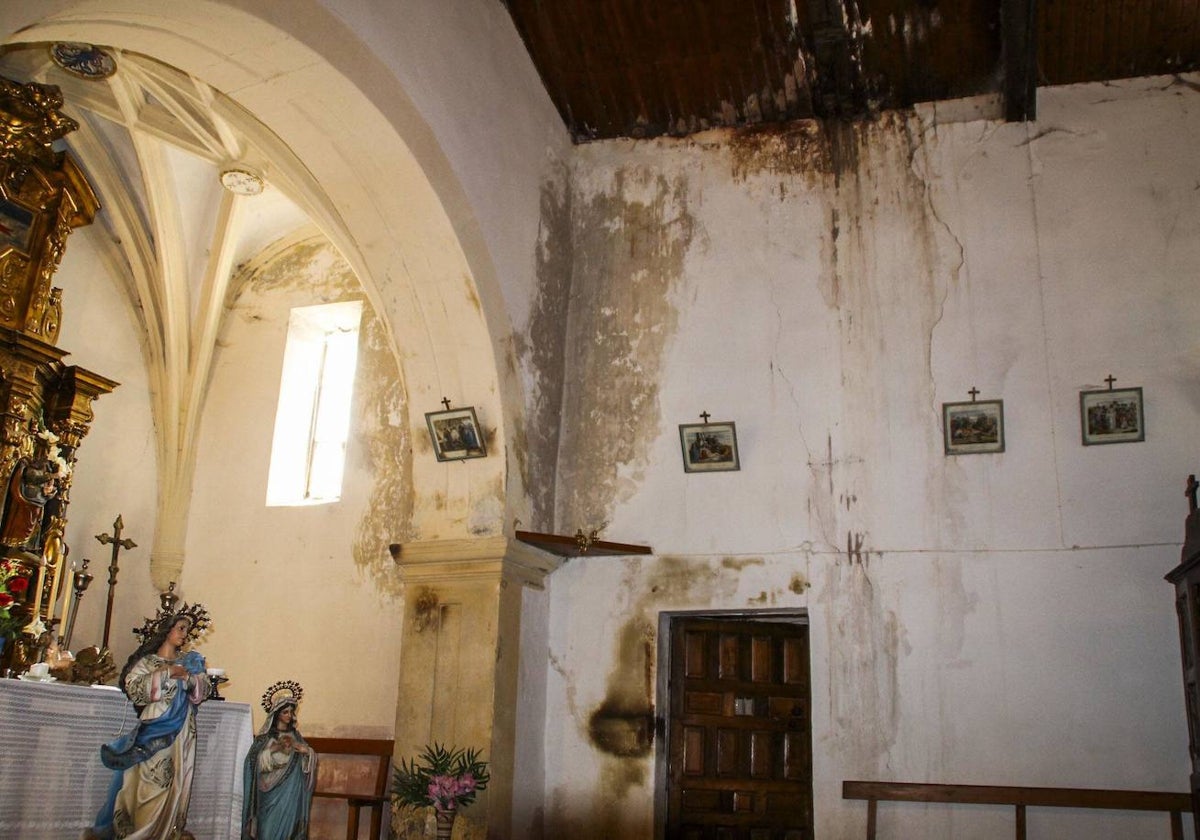 Las humedades han provocado un avanzado deterioro en el interior del templo.