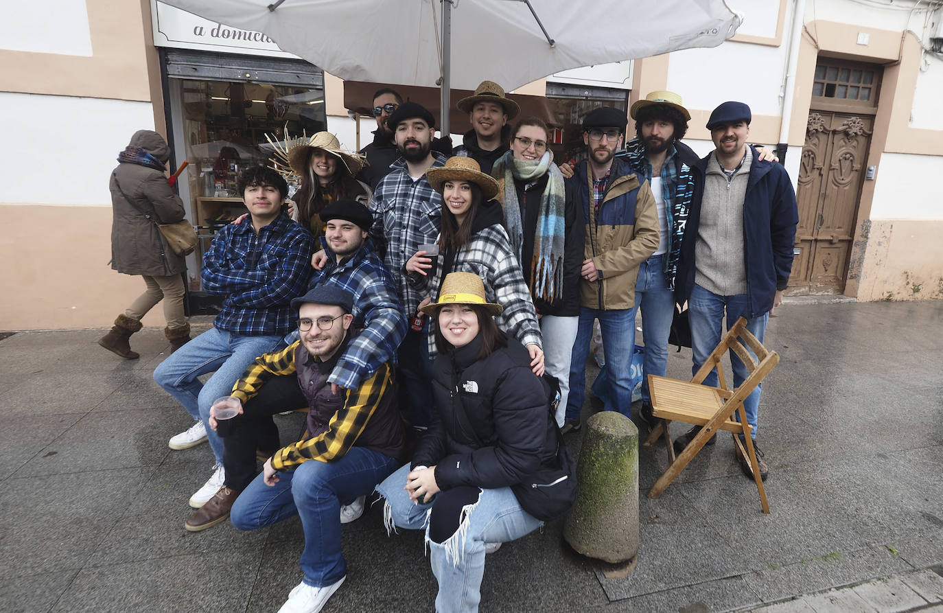 Los más jóvenes son los primeros que han hecho acto de presencia en el entorno de la plaza de Abastos.