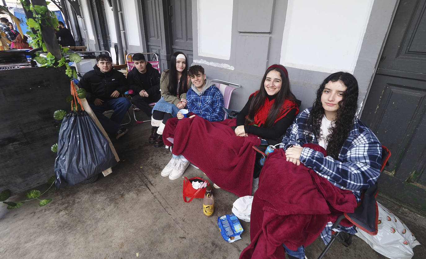 La mantas han servido para calentarse a los madrugadores en la plaza de Abastos. 