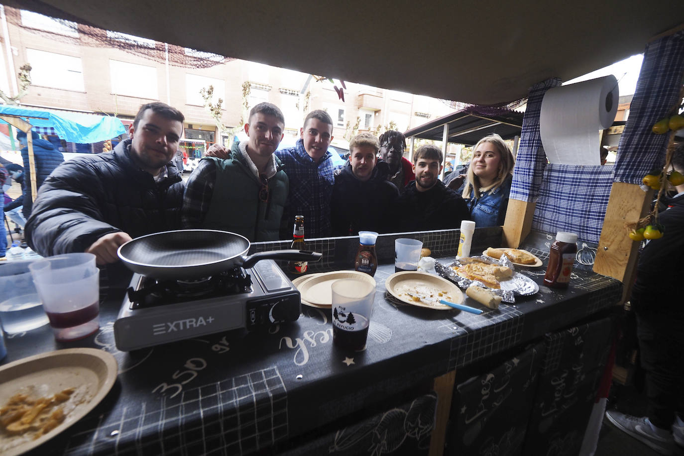 Los vecinos han cocinado todo tipo de viandas en sus carros.