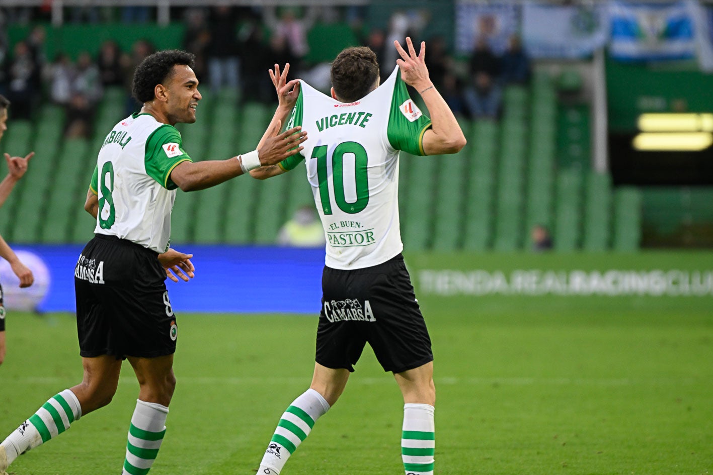 Íñigo Vicente enseña su camiseta tras hacer el empate a uno, junto a Mboula. 