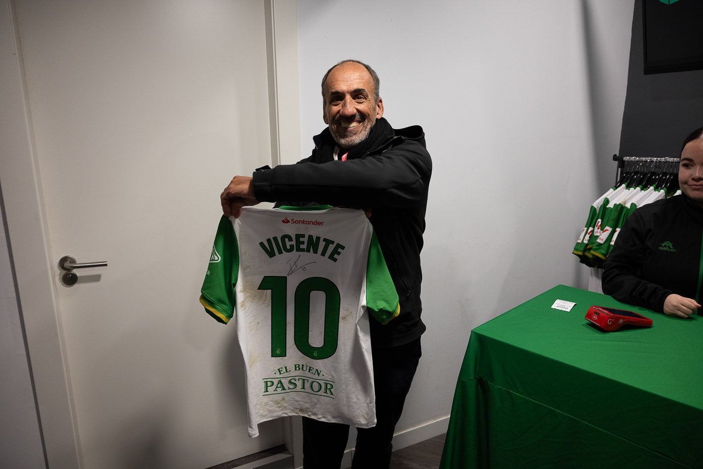 Sebastián Ceria, con la camiseta de Íñigo Vicente que ha adquirido para el museo del club. 