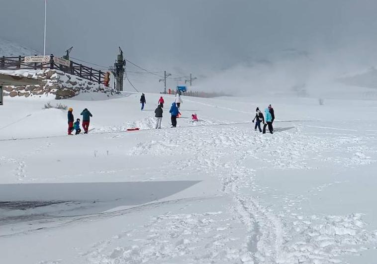 Los aficionados a la nieve aprovecharon ayer para visitar la estación de Alto Campoo, que aún está inoperativa.