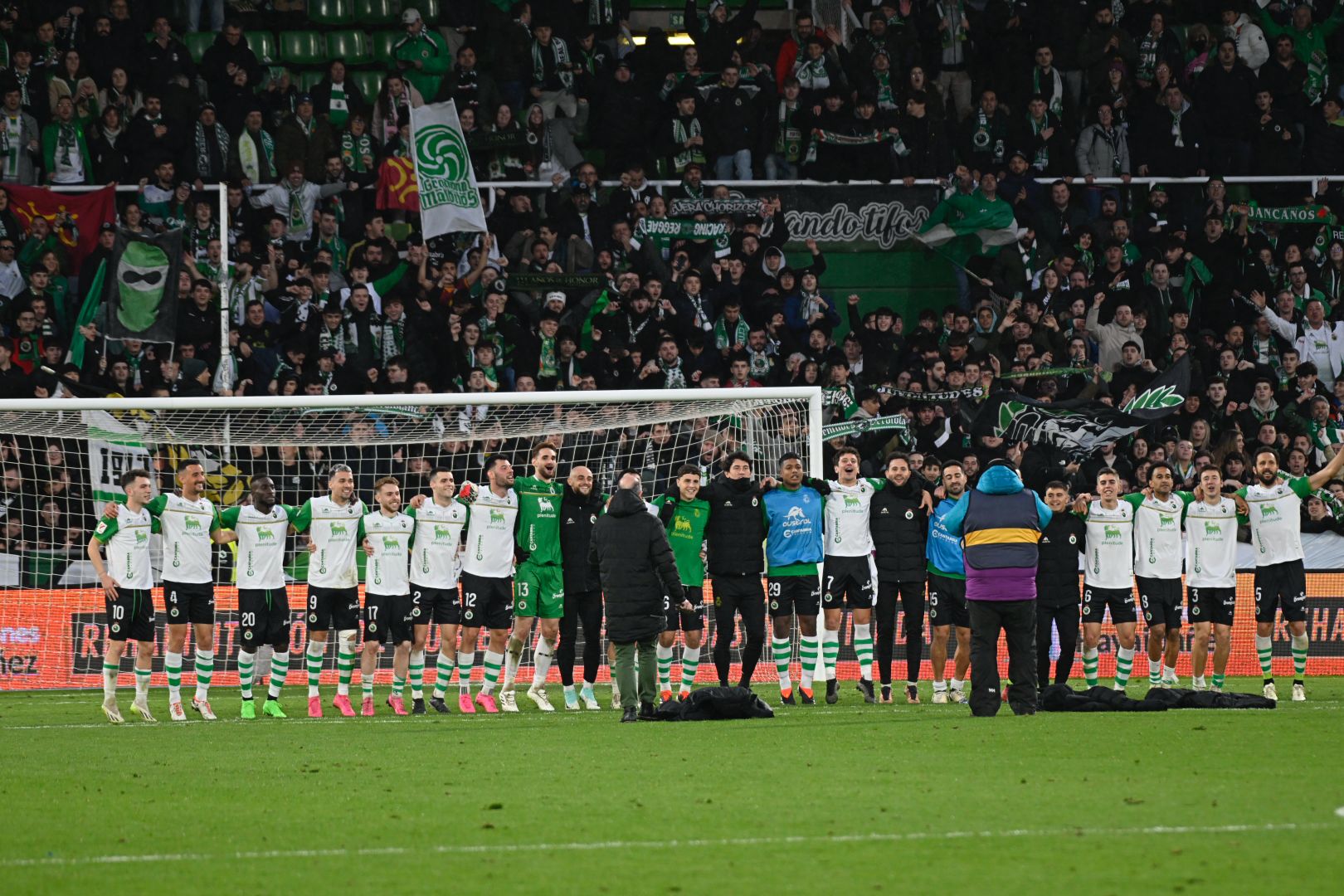 Los jugadores del Racing celebran el triunfo ante los madrileños al final del partido.