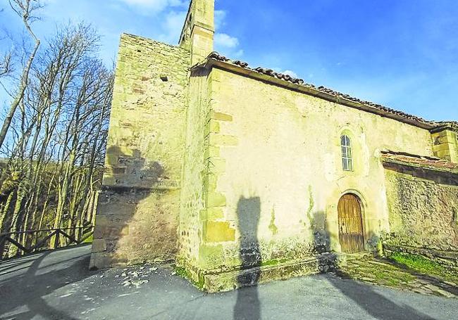 Exterior del templo con restos de tejas en el suelo.