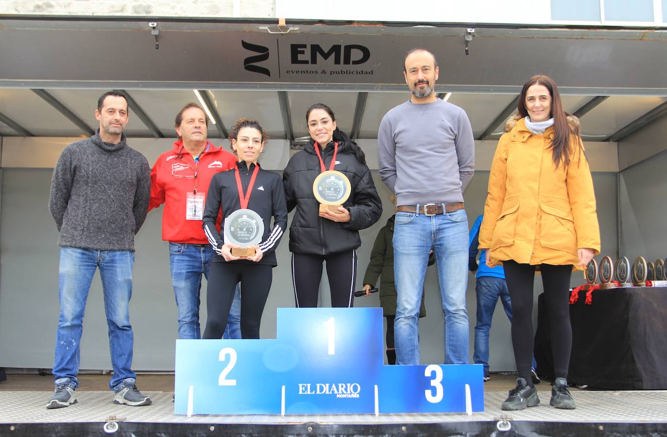 ORO: Verónica Tabares Castillo. PLATA: Noelia Miguel Barajas. Junto a ellas, el concejal Borja Peláez; el director de Peña de Fondo, Alberto Nava; Javier López Estrada, alcalde de Torrelavega; y Marta Mena, jefa de Marketing de El Diario Montañés.