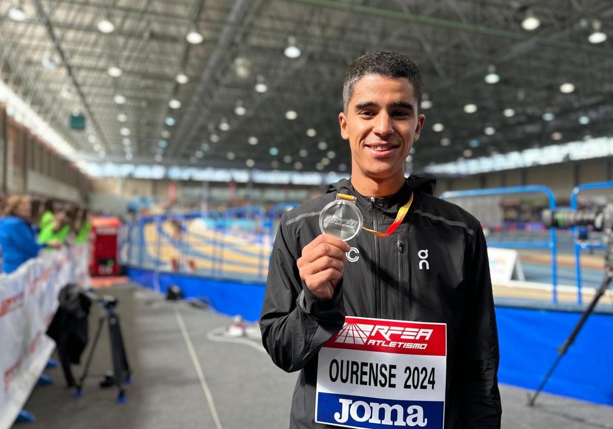 Mohamed Attaoui, con su medalla de plata en los 800 metros en el Campeonato de España de Orense.