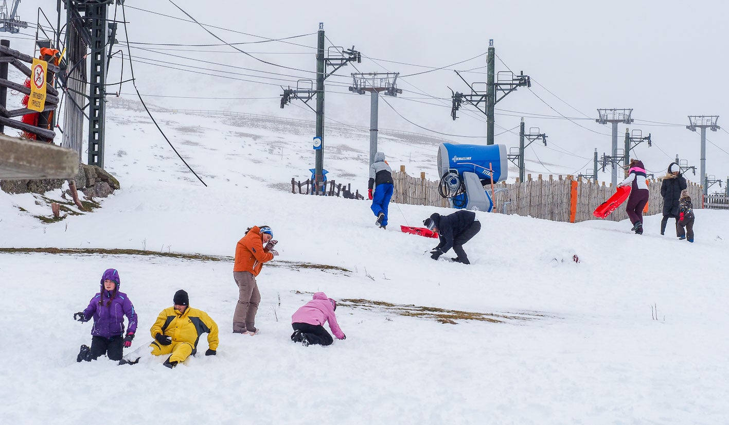 Los aficionados al esquí ya daban el año por perdido; pero la borrasca Louis ha traído frío y nieve, y el invierno ha resucitado.