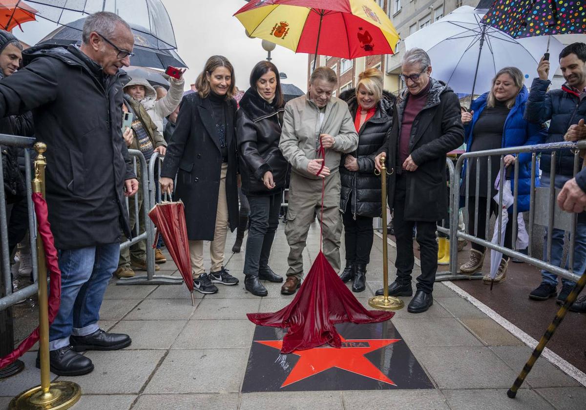 Uco Lastra descubre su estrella en el paseo de la fama de Tetuán.