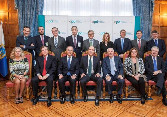 Primer encuentro de la APD de Cantabria, en 2013, con el expresidente cántabro Ignacio Diego (centro).