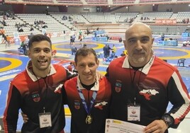 En el centro de la imagen el medallista de oro Vladislav Furtuna, junto a los entrenadores de la selección cántabra Alejandro García y Tomás Ramos.