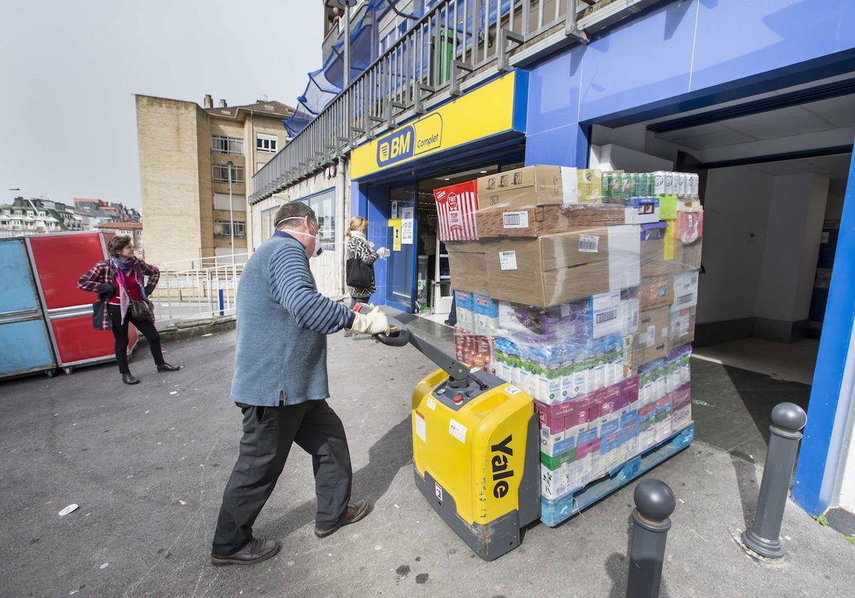 Un trabajador introduce mercancía en el Supermercado BM de Canalejas.