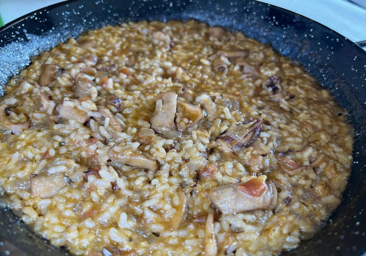 Imagen principal - Arriba, arroz con calamares. A la izquierda, cocido montañés y, a la derecha, el compango del cocido montañés.