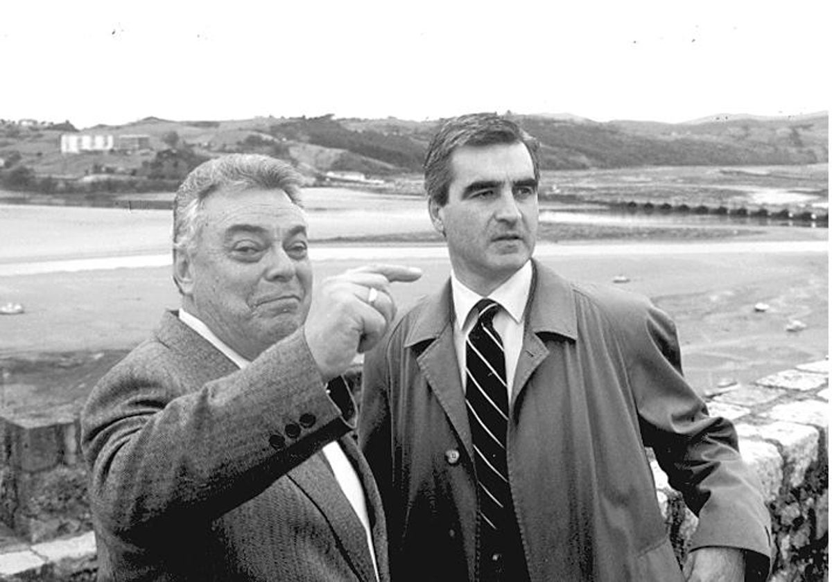 Manuel Blanco y José Joaquín Martínez Sieso durante su etapa como alcalde San Vicente de la Barquera.