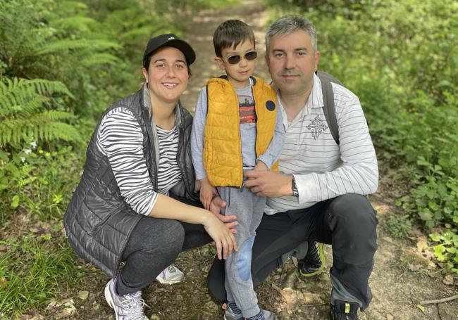 Manuel junto a sus padres David y María.