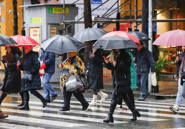 Muchos paraguas este lunes también en Santander.