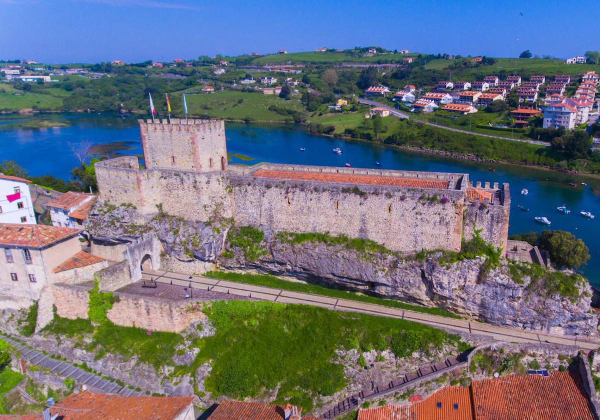 El Castillo del Rey de San Vicente, junto a la ría enclavado en la costa cántabra.