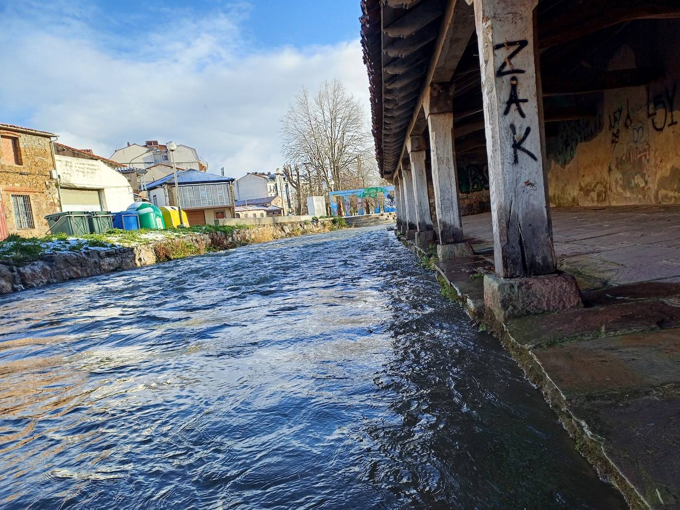 Así discurre el río Ebro por Reinosa por tramo en el que se desbordó con las grandes inundaciones de 2019.