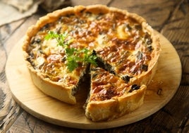 Una deliciosa 'quiche' de puerros, setas y queso cremoso.