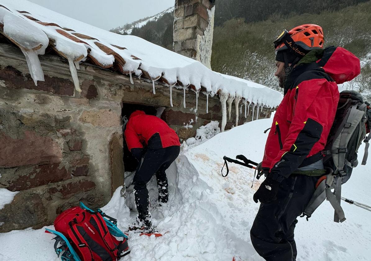 Dos mujeres atrapadas por la nieve en un refugio de Brañavieja